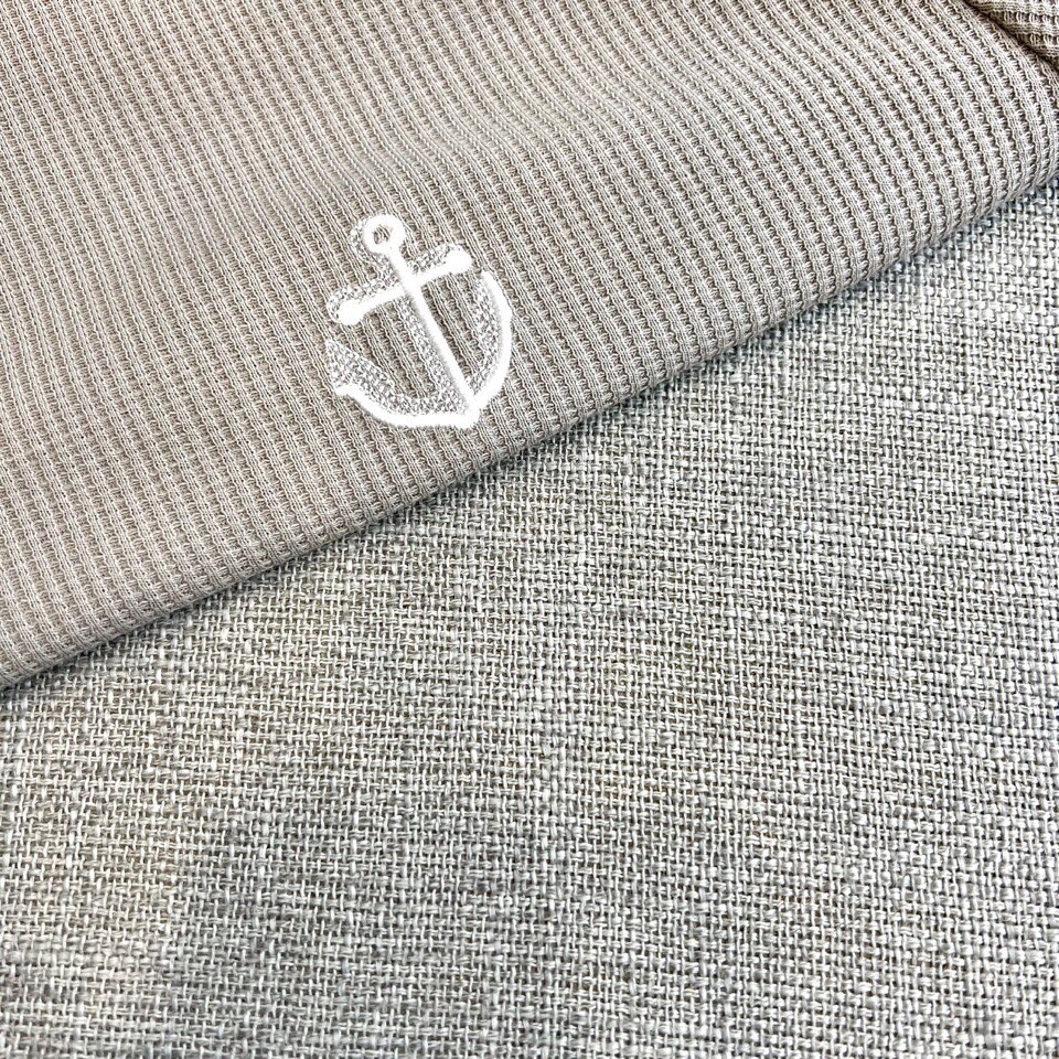 
THOM BROWNE 汤姆布朗、25春夏针织进口匹马棉男士圆领短袖t恤，华夫格纹定织。这款t恤甄选客