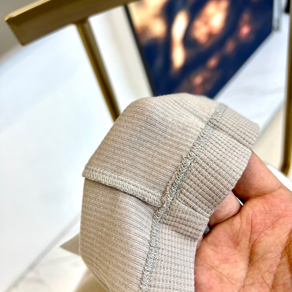 
THOM BROWNE 汤姆布朗、25春夏针织进口匹马棉男士圆领短袖t恤，华夫格纹定织。这款t恤甄选客