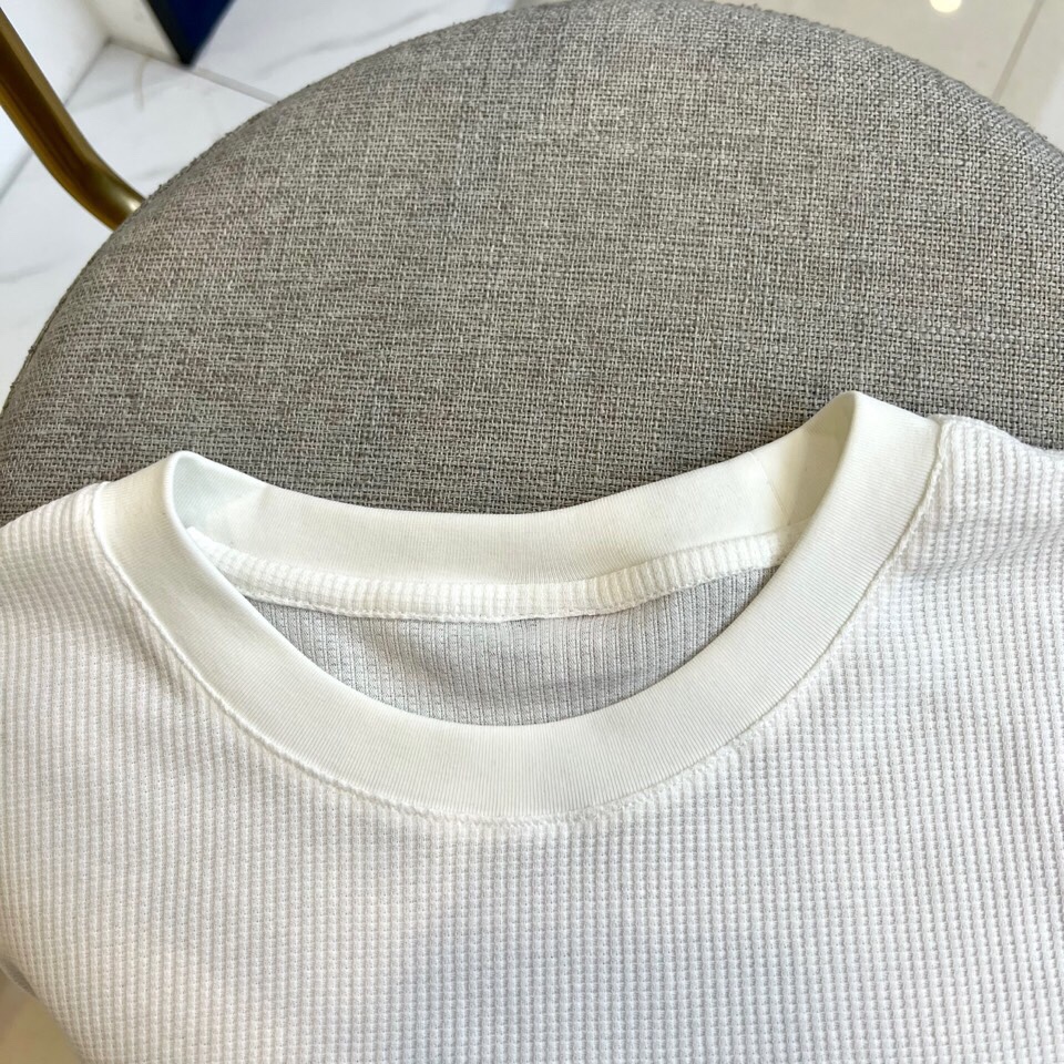 
THOM BROWNE 汤姆布朗、25春夏针织进口匹马棉男士圆领短袖t恤，华夫格纹定织。这款t恤甄选客