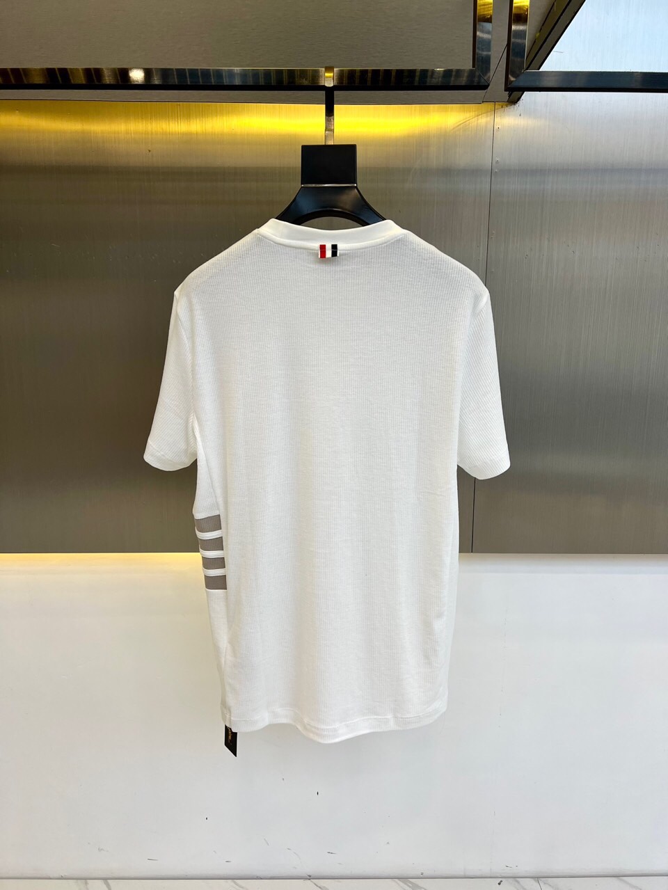 
THOM BROWNE 汤姆布朗、25春夏针织进口匹马棉男士圆领短袖t恤，华夫格纹定织。这款t恤甄选客