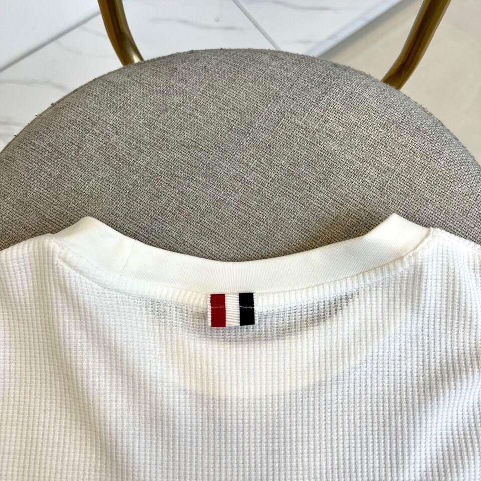 
THOM BROWNE 汤姆布朗、25春夏针织进口匹马棉男士圆领短袖t恤，华夫格纹定织。这款t恤甄选客