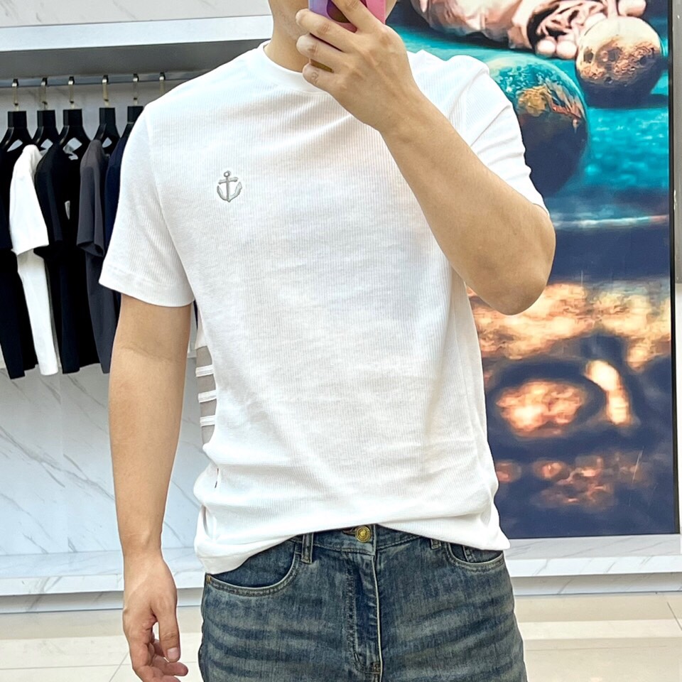 
THOM BROWNE 汤姆布朗、25春夏针织进口匹马棉男士圆领短袖t恤，华夫格纹定织。这款t恤甄选客