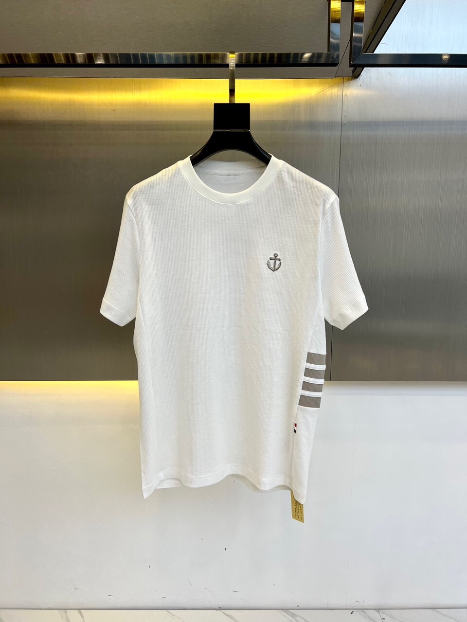 NO:513198,THOM BROWNE Tom Brown, 25 spring and summer knitted imported Pima cotton men's round neck short-sleeved T-shirt, waffle plaid t-shirt. This T-shirt is selected for customized imported Pima cotton. Pima cotton has fiber length, strength and fiber activity far exceeding ordinary cotton. The fabric woven from Pima cotton is softer, shiny, more comfortable, and has better color fastness. It produces less. It is a true cotton aristocratic. The fabric feels soft and warm, and the skin-friendly and breathable close-fitting touch will definitely make you spend the whole year comfortably and worry-free, not stuffy or greasy. It is simple and easy to wear and not picky about people. Whether you wear it alone or inside, it is very handsome!  And very textured!  Shoulders adopt double-layer multi-shoulder pads, custom webbing, exclusive webbing, turtle back position dark practice, basic loose fitting cut. 48-56 (model 173, 143 catties upper body 50 sizes), thom browne, T-shirt, tees, t-shirt, alexander wang19860909THOM BROWNE 汤姆布朗、25春夏针织进口匹马棉男士圆领短袖t恤,华夫格纹定织.这款t恤甄选客供定制进口匹马棉打造,皮马棉拥有远超普通棉的纤维长度、强韧度和纤维活性.由皮马棉织成的面料更柔软、更光泽、更舒适、色牢度更好,产量稀少,真正的棉中贵族.面料手感柔软温润,亲肤透气的贴身触感,绝对可以让你舒爽无忧的度过一年四季,不闷热不腻身,简约好穿不挑人,无论单穿或是内搭都非常帅气！且非常的富有质感！肩膀 采用双层复垫肩做法,织带定制 独家织带 龟背位暗做法,基础宽松的版型剪裁.48-56（模特173,143斤上身50码）,,thom browne,T-shirt,tees，t-shirt,alexander wang,Men's clothing