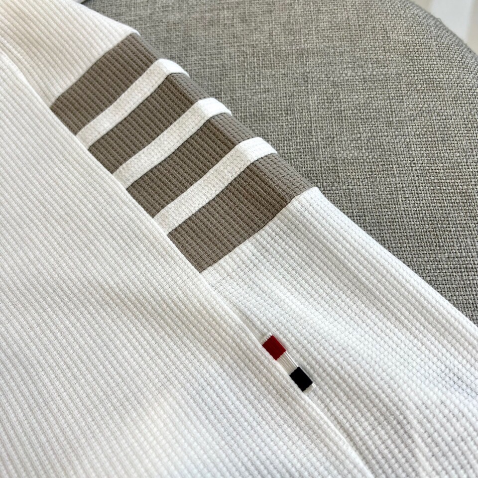 
THOM BROWNE 汤姆布朗、25春夏针织进口匹马棉男士圆领短袖t恤，华夫格纹定织。这款t恤甄选客