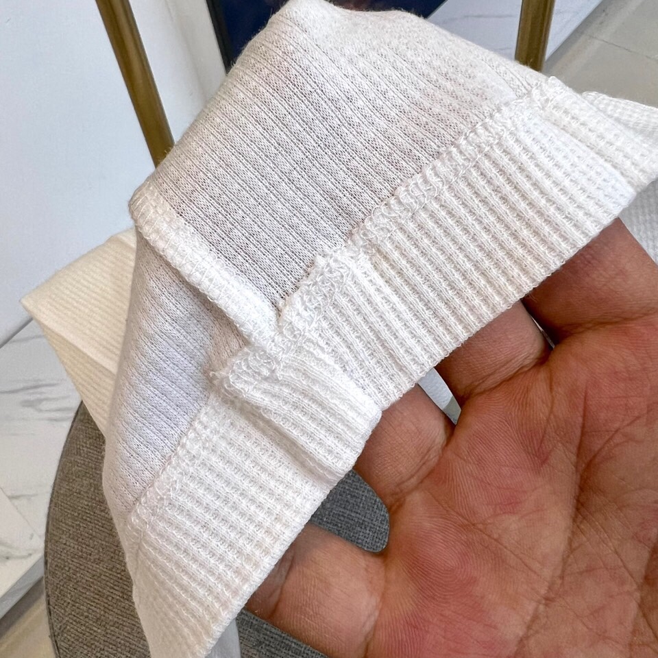 
THOM BROWNE 汤姆布朗、25春夏针织进口匹马棉男士圆领短袖t恤，华夫格纹定织。这款t恤甄选客