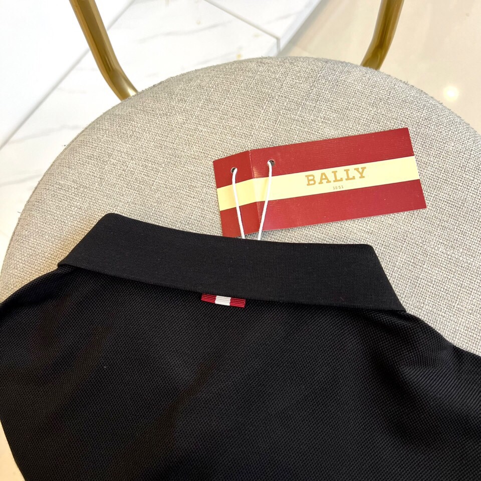 
巴莉、2025s经典时尚翻领 Polo衫短袖 ，贸易公司渠道订单，简约大气，时尚百搭，品相更是无法挑剔