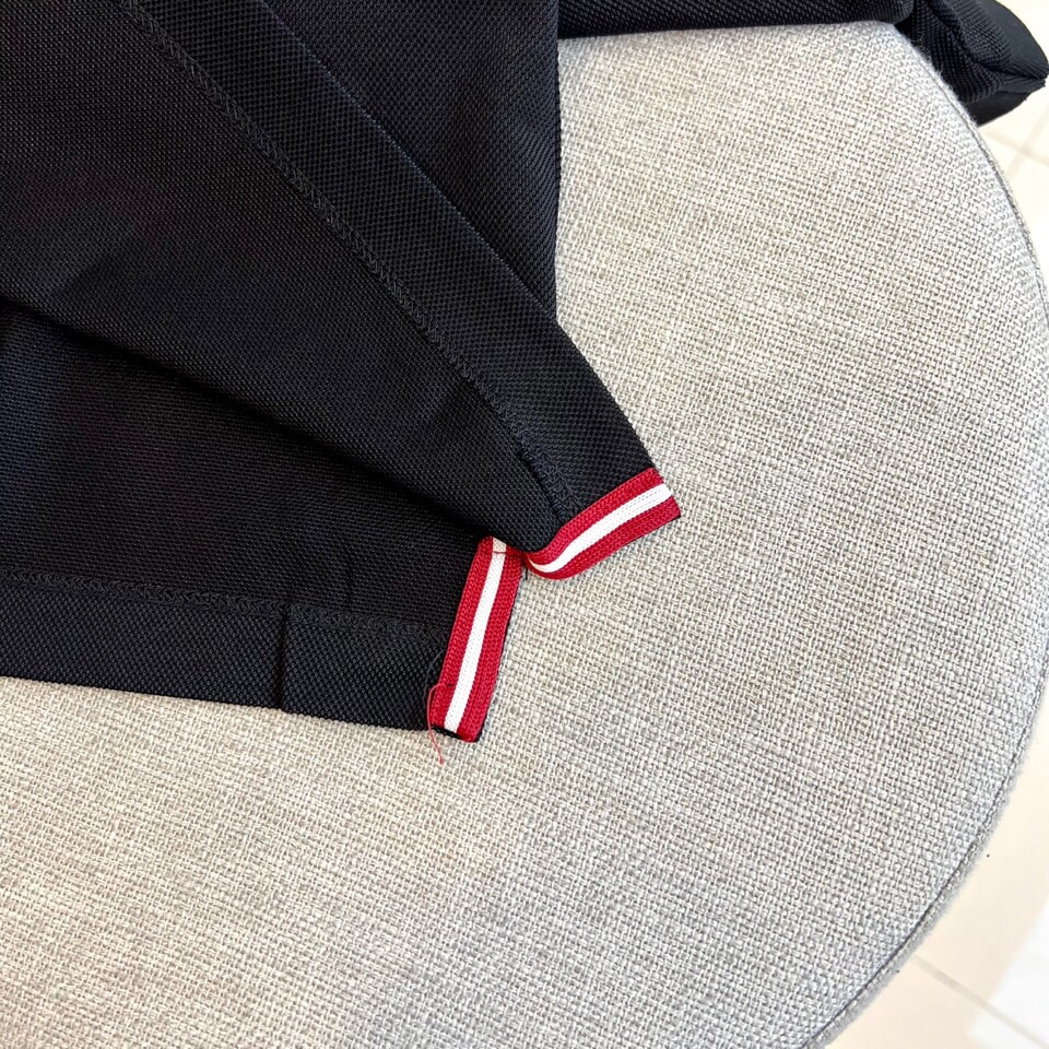 
巴莉、2025s经典时尚翻领 Polo衫短袖 ，贸易公司渠道订单，简约大气，时尚百搭，品相更是无法挑剔