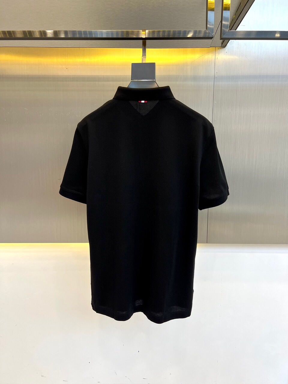 
巴莉、2025s经典时尚翻领 Polo衫短袖 ，贸易公司渠道订单，简约大气，时尚百搭，品相更是无法挑剔