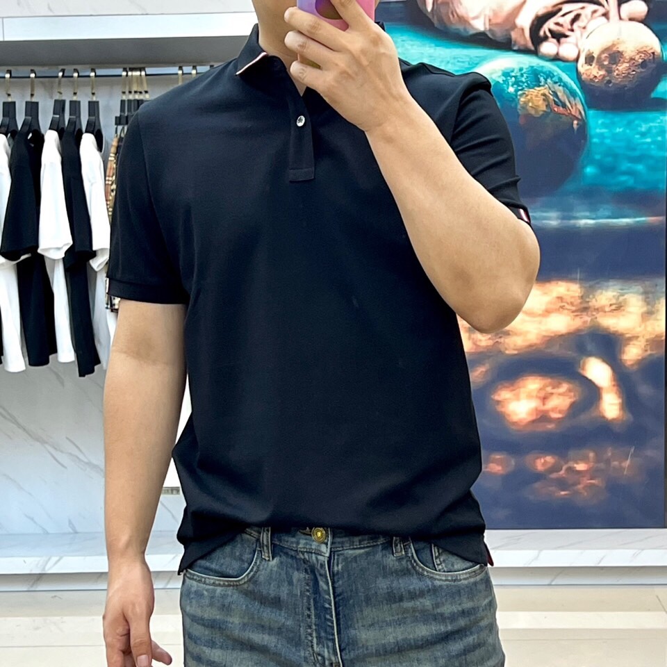 
巴莉、2025s经典时尚翻领 Polo衫短袖 ，贸易公司渠道订单，简约大气，时尚百搭，品相更是无法挑剔