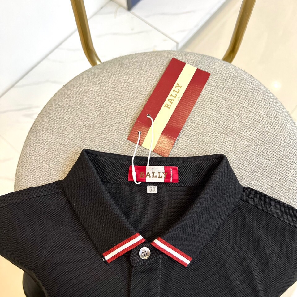 
巴莉、2025s经典时尚翻领 Polo衫短袖 ，贸易公司渠道订单，简约大气，时尚百搭，品相更是无法挑剔