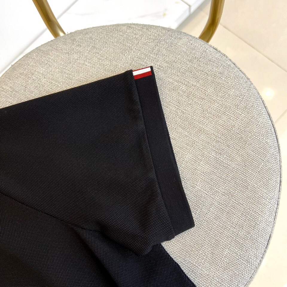 
巴莉、2025s经典时尚翻领 Polo衫短袖 ，贸易公司渠道订单，简约大气，时尚百搭，品相更是无法挑剔