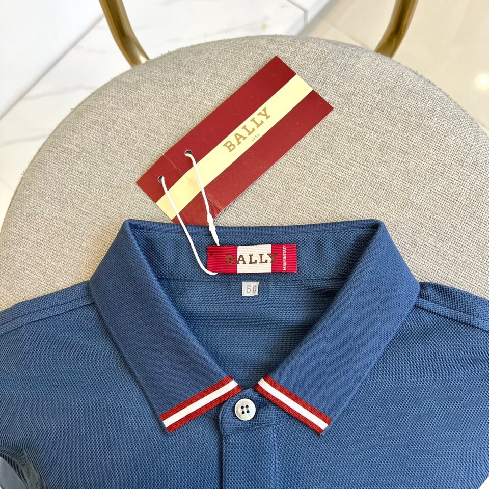 
巴莉、2025s经典时尚翻领 Polo衫短袖 ，贸易公司渠道订单，简约大气，时尚百搭，品相更是无法挑剔