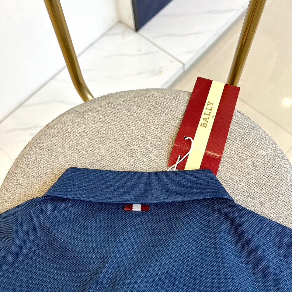 
巴莉、2025s经典时尚翻领 Polo衫短袖 ，贸易公司渠道订单，简约大气，时尚百搭，品相更是无法挑剔