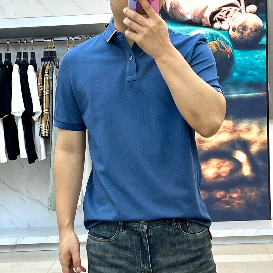 
巴莉、2025s经典时尚翻领 Polo衫短袖 ，贸易公司渠道订单，简约大气，时尚百搭，品相更是无法挑剔