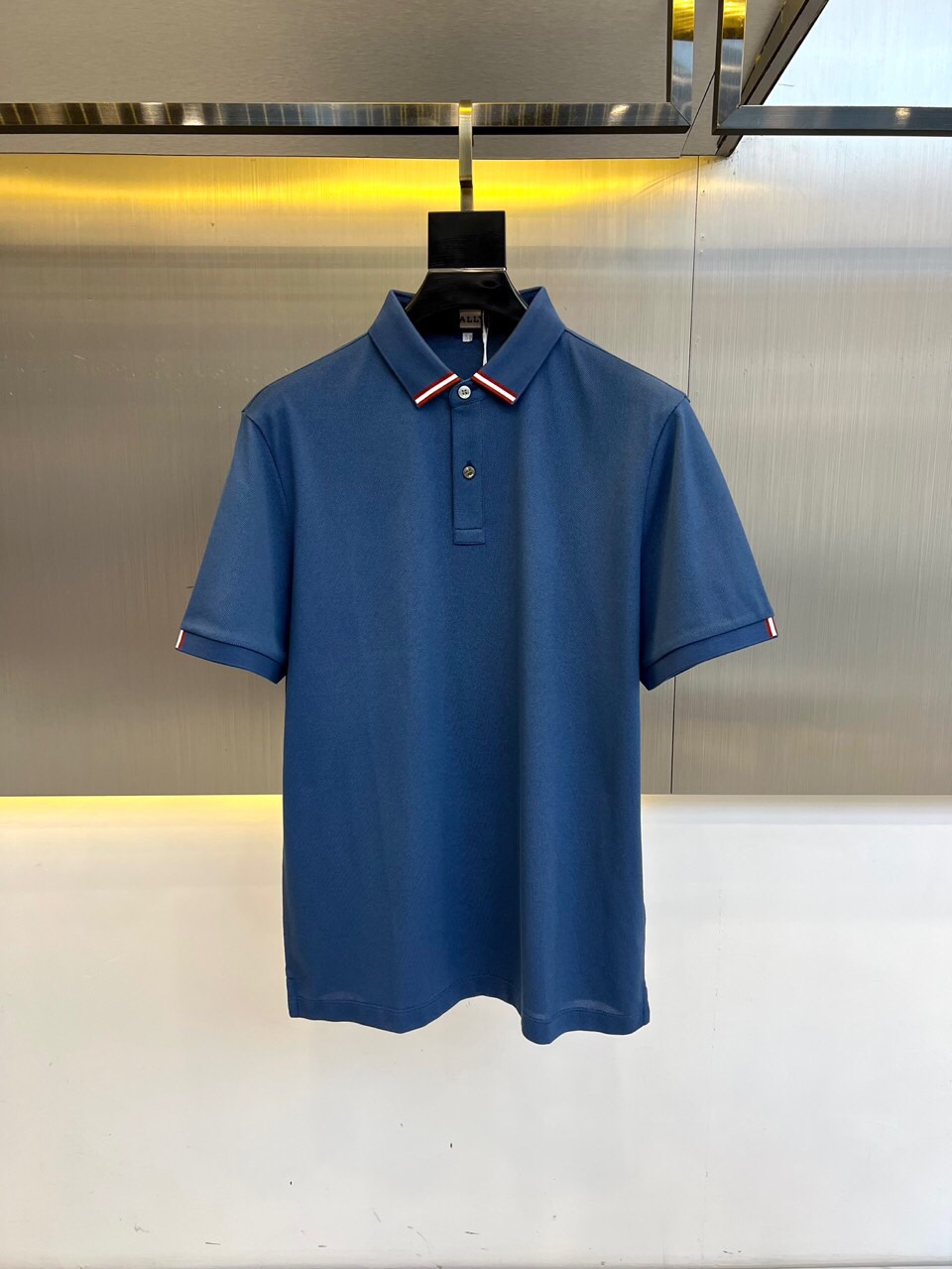 
巴莉、2025s经典时尚翻领 Polo衫短袖 ，贸易公司渠道订单，简约大气，时尚百搭，品相更是无法挑剔