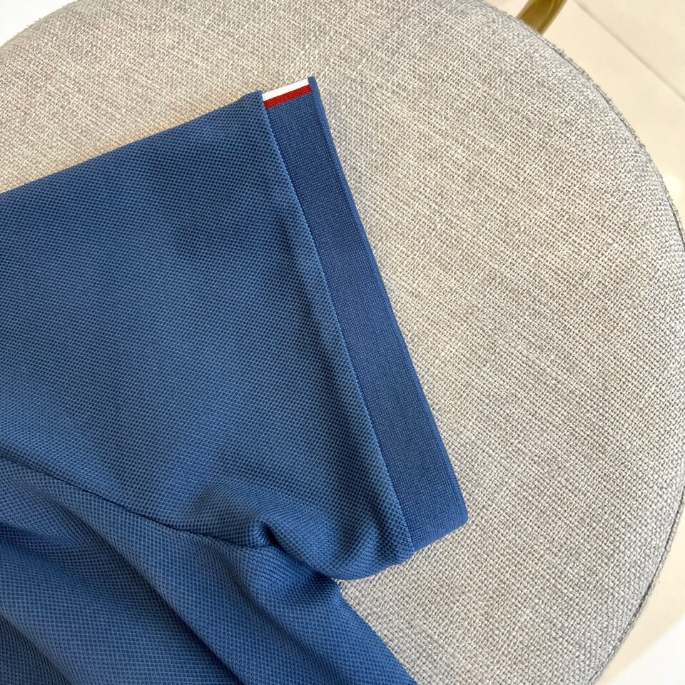 
巴莉、2025s经典时尚翻领 Polo衫短袖 ，贸易公司渠道订单，简约大气，时尚百搭，品相更是无法挑剔