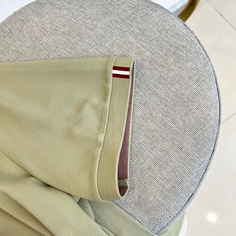 
巴莉、2025s经典时尚翻领 Polo衫短袖 ，贸易公司渠道订单，简约大气，时尚百搭，品相更是无法挑剔