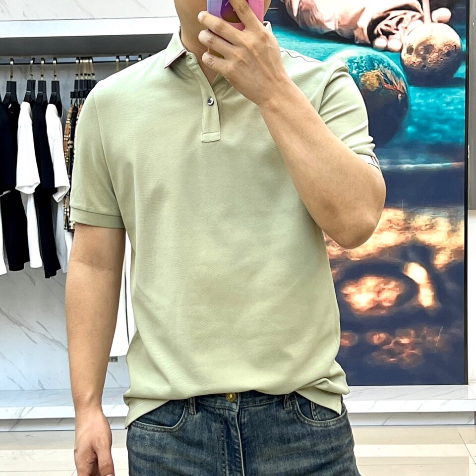 
巴莉、2025s经典时尚翻领 Polo衫短袖 ，贸易公司渠道订单，简约大气，时尚百搭，品相更是无法挑剔