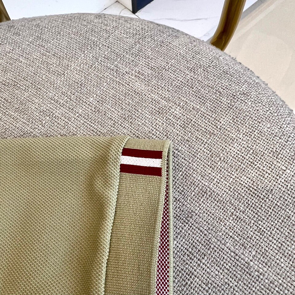 
巴莉、2025s经典时尚翻领 Polo衫短袖 ，贸易公司渠道订单，简约大气，时尚百搭，品相更是无法挑剔