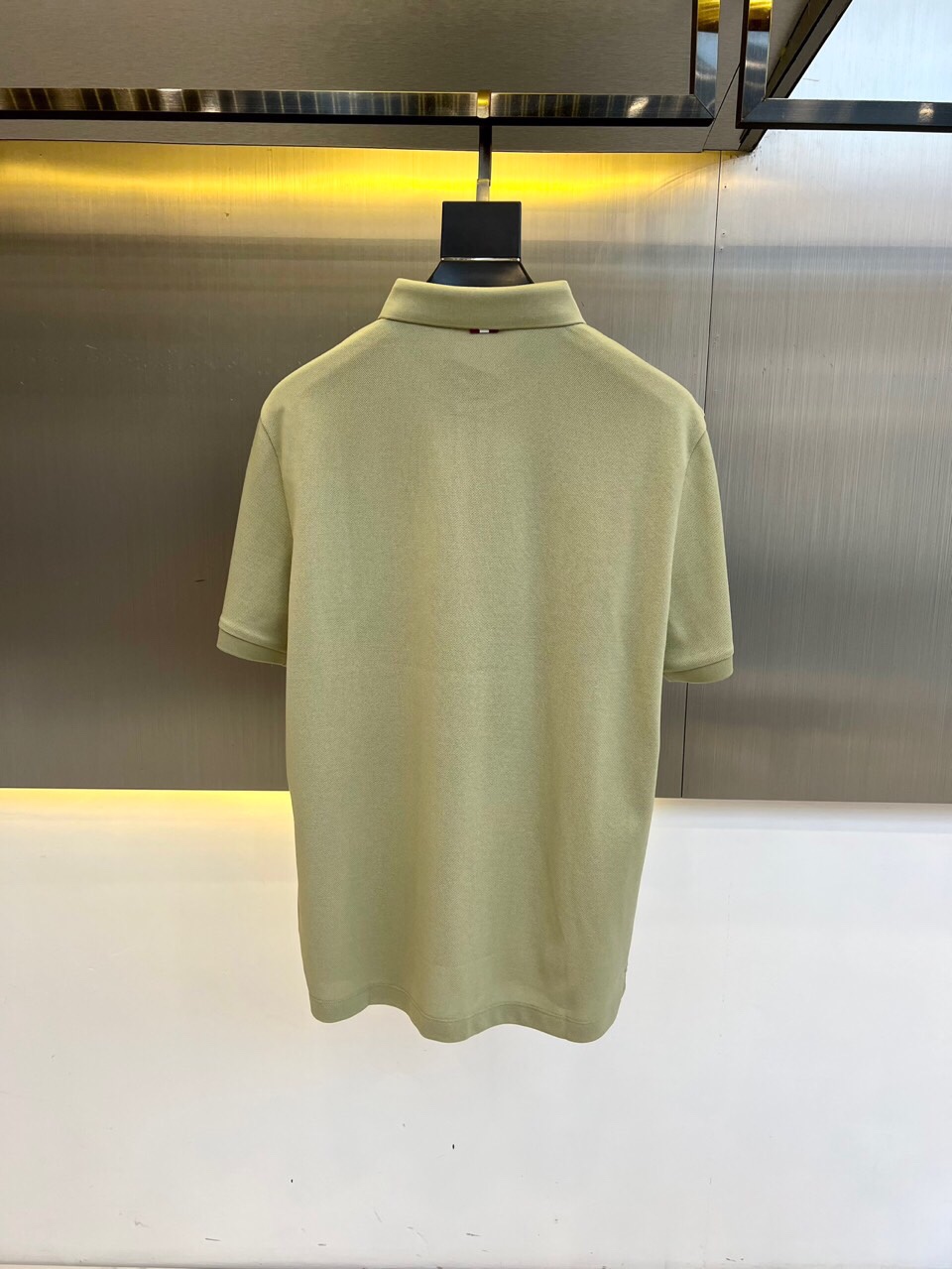 
巴莉、2025s经典时尚翻领 Polo衫短袖 ，贸易公司渠道订单，简约大气，时尚百搭，品相更是无法挑剔