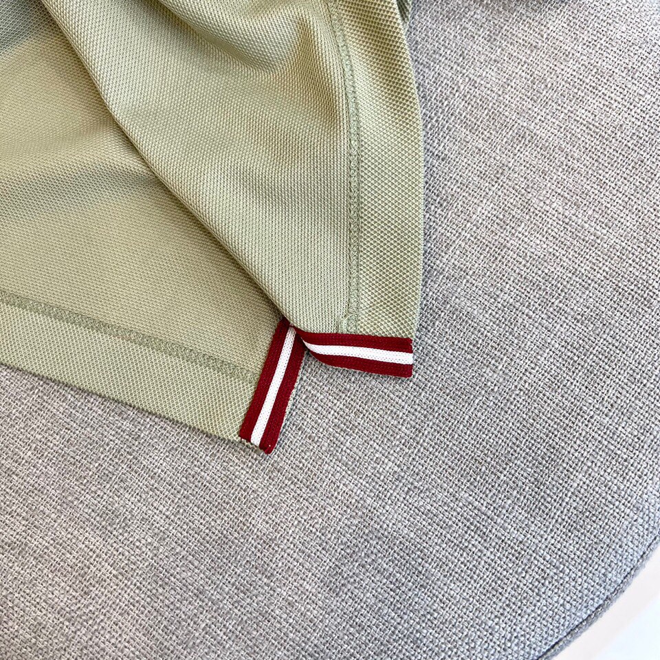 
巴莉、2025s经典时尚翻领 Polo衫短袖 ，贸易公司渠道订单，简约大气，时尚百搭，品相更是无法挑剔