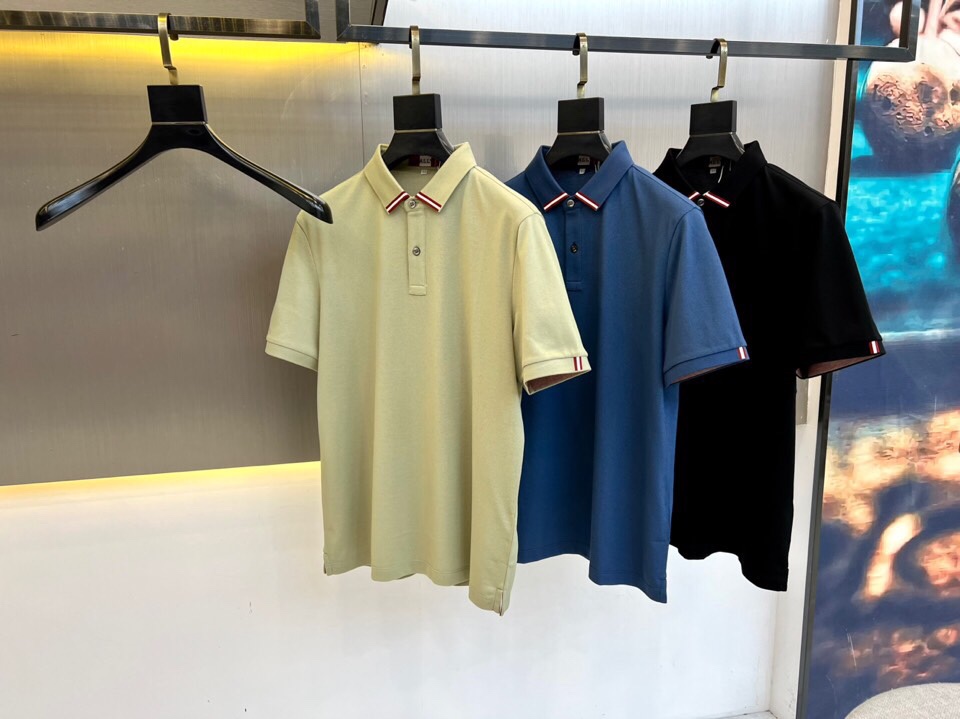 
巴莉、2025s经典时尚翻领 Polo衫短袖 ，贸易公司渠道订单，简约大气，时尚百搭，品相更是无法挑剔