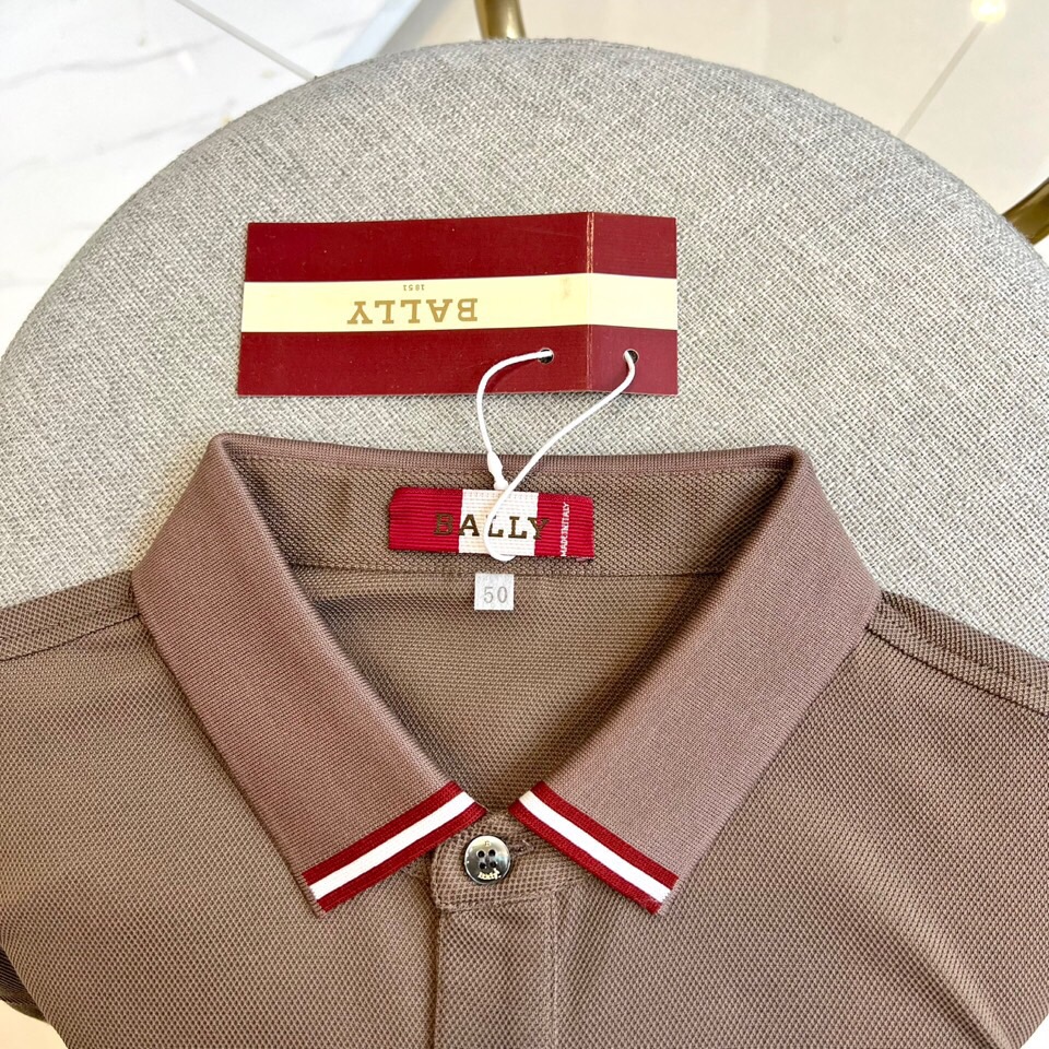 
巴莉、2025s经典时尚翻领 Polo衫短袖 ，贸易公司渠道订单，简约大气，时尚百搭，品相更是无法挑剔