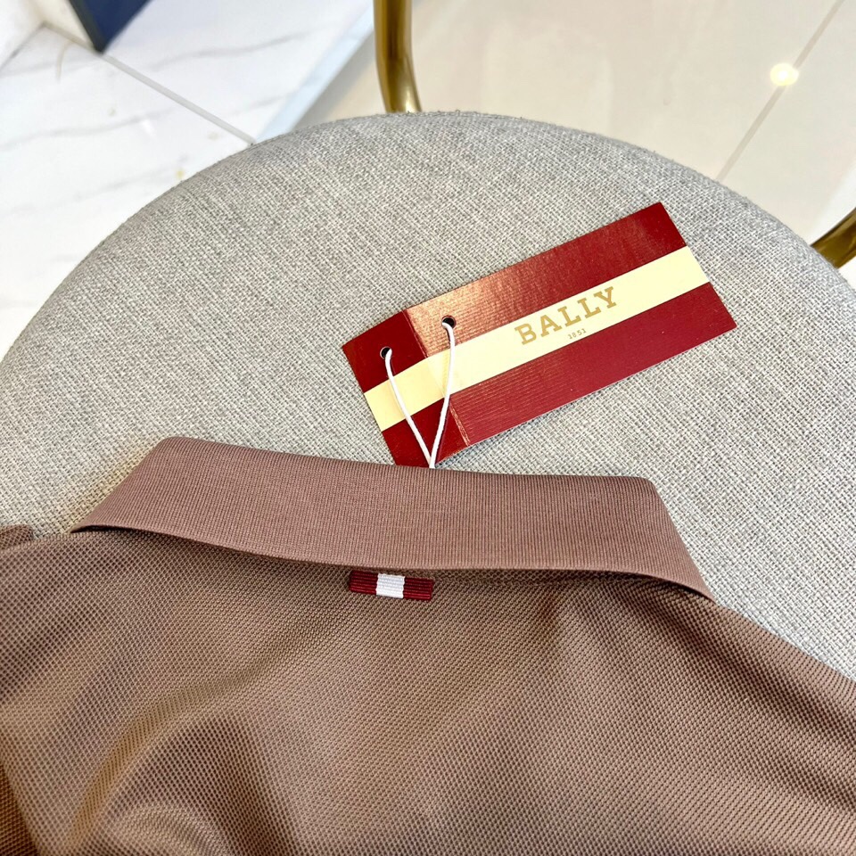 
巴莉、2025s经典时尚翻领 Polo衫短袖 ，贸易公司渠道订单，简约大气，时尚百搭，品相更是无法挑剔