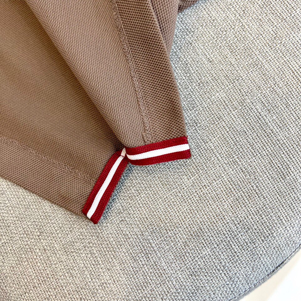 
巴莉、2025s经典时尚翻领 Polo衫短袖 ，贸易公司渠道订单，简约大气，时尚百搭，品相更是无法挑剔