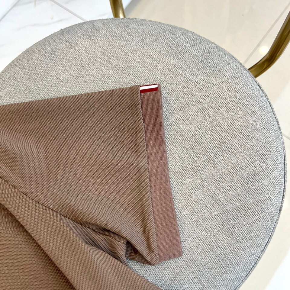 
巴莉、2025s经典时尚翻领 Polo衫短袖 ，贸易公司渠道订单，简约大气，时尚百搭，品相更是无法挑剔