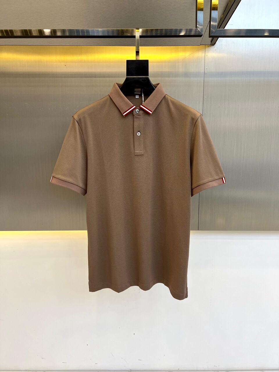 NO:513200,Barley, 2025s classic fashion lapel Polo shirt short sleeves, trading company channel orders, simple and elegant, fashionable and versatile, and the quality is even more unstriking!  Use imported custom-woven pure cotton bead mesh fabric, which is soft, straight, stylish, breathable and comfortable. The upper body has a good drooping feeling and is not easy to deform! It is even less likely to fade! A clean and refreshing basic POLO shirt style, a small and crisp pointed collar, stylish and fashionable, perfectly combining casual and business!  Fashionable and versatile!  M-4X L (model 173, 143 catties upper body L size), T-shirt, alexander wang19860909巴莉、2025s经典时尚翻领 Polo衫短袖 ,贸易公司渠道订单,简约大气,时尚百搭,品相更是无法挑剔！选用客供进口定织纯棉珠地网眼面料,柔软挺阔有型、透气舒适.上身垂感好,不易变形!更不易褪色!干净清爽的基础 POLO衫版型,小巧而挺括的尖领有型又时尚,休闲与商务完美结合！时尚百搭！M-4X L（模特173,143斤上身L码）,,T-shirt,alexander wang,Men's clothing