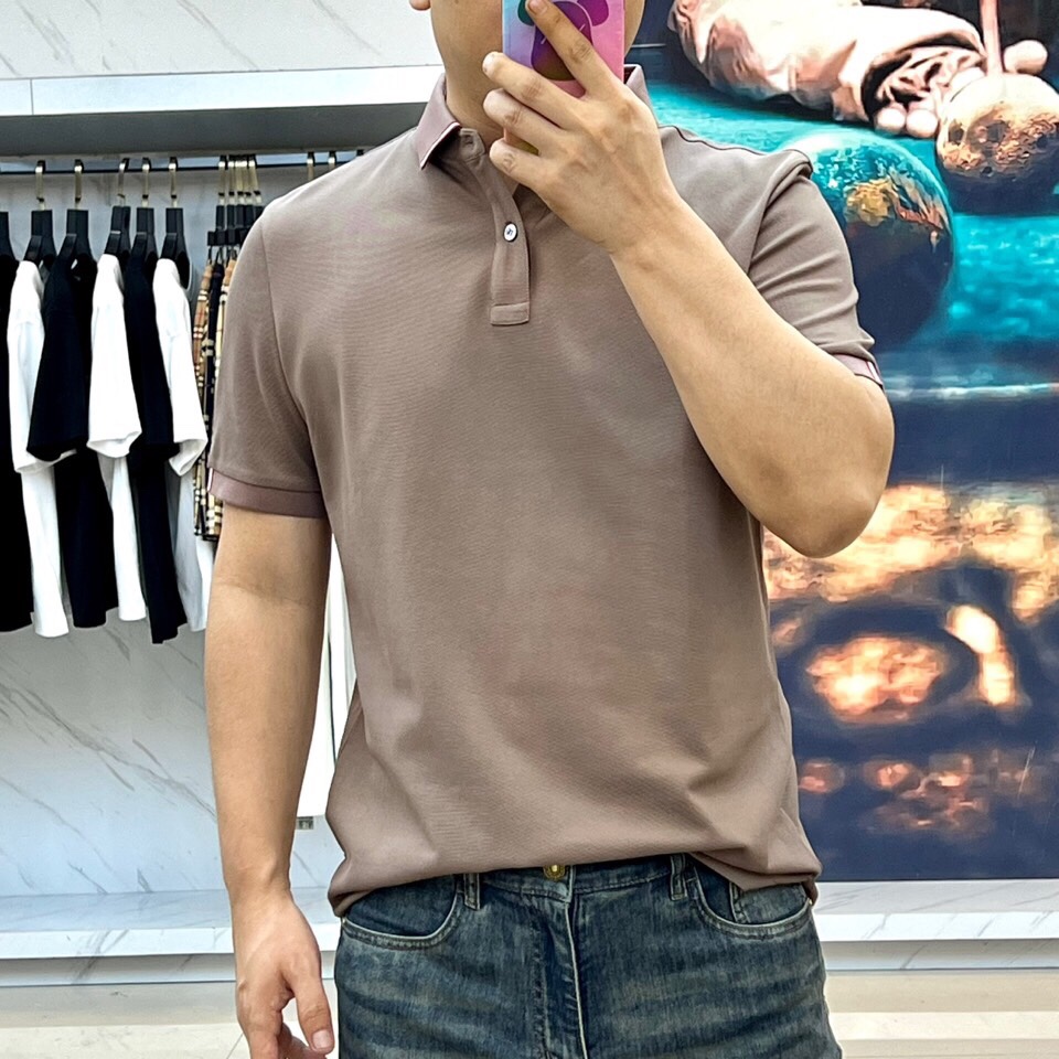 
巴莉、2025s经典时尚翻领 Polo衫短袖 ，贸易公司渠道订单，简约大气，时尚百搭，品相更是无法挑剔