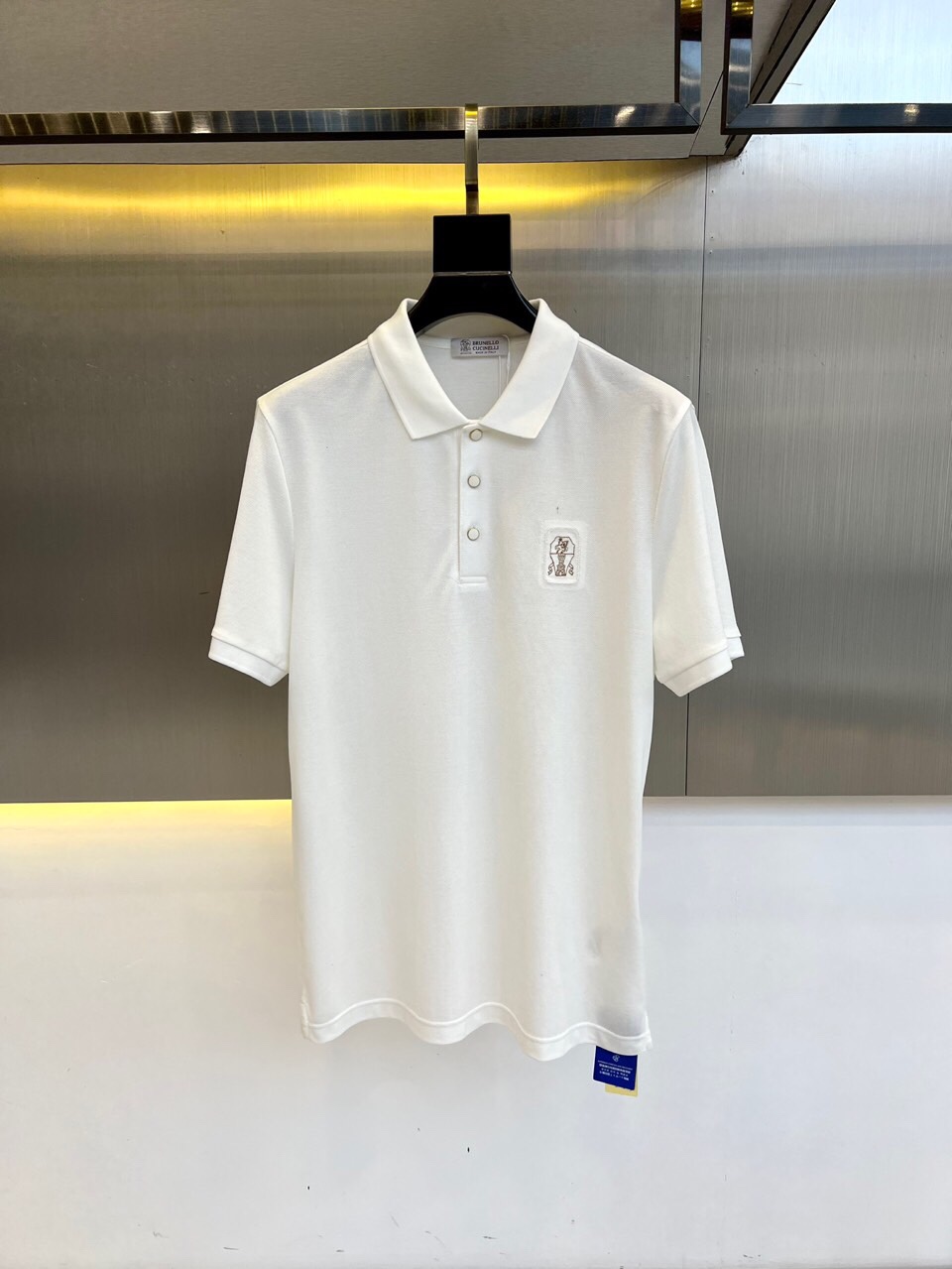 NO:513202,BC, 2025s classic iconic logo embellishment elements, classic fashion lapel, Polo shirt short sleeves, trading company channel orders, simple and elegant, fashionable and versatile, and the quality is even more unstriking!  Use imported custom-woven pure cotton bead mesh fabric, which is soft, straight, stylish, breathable and comfortable. The upper body has a good drooping feeling and is not easy to deform! It is even less likely to fade! A clean and refreshing basic POLO shirt style, a small and crisp pointed collar, stylish and fashionable, and the embroidered logo is a perfect combination of leisure and business!  Fashionable and versatile!  M-3X L (model 173, 143 catties upper body L size), T-shirt, alexander wang19860909BC、2025s经典标志性Logo点缀元素 经典时尚翻领 Polo衫短袖 ,贸易公司渠道订单,简约大气,时尚百搭,品相更是无法挑剔！选用客供进口定织纯棉珠地网眼面料,柔软挺阔有型、透气舒适.上身垂感好,不易变形!更不易褪色!干净清爽的基础 POLO衫版型,小巧而挺括的尖领有型又时尚,刺绣logo,休闲与商务完美结合！时尚百搭！M-3X L（模特173,143斤上身L码）,,T-shirt,alexander wang,Men's clothing