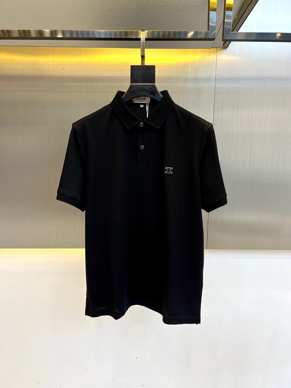 
塞琳、2025s经典标志性Logo点缀元素 经典时尚翻领 Polo衫短袖 ，贸易公司渠道订单，简约大气