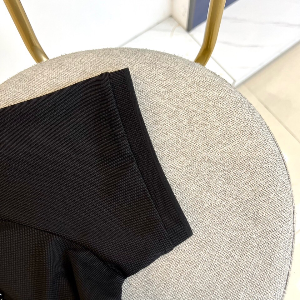 
塞琳、2025s经典标志性Logo点缀元素 经典时尚翻领 Polo衫短袖 ，贸易公司渠道订单，简约大气