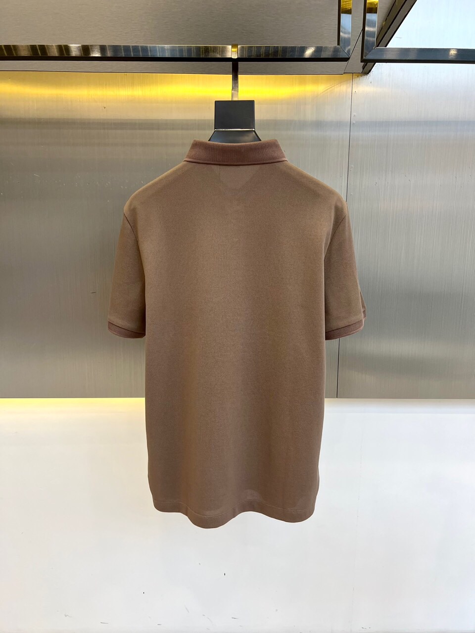 
塞琳、2025s经典标志性Logo点缀元素 经典时尚翻领 Polo衫短袖 ，贸易公司渠道订单，简约大气