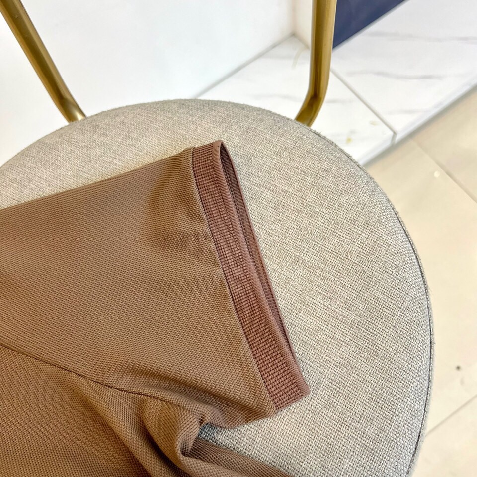 
塞琳、2025s经典标志性Logo点缀元素 经典时尚翻领 Polo衫短袖 ，贸易公司渠道订单，简约大气