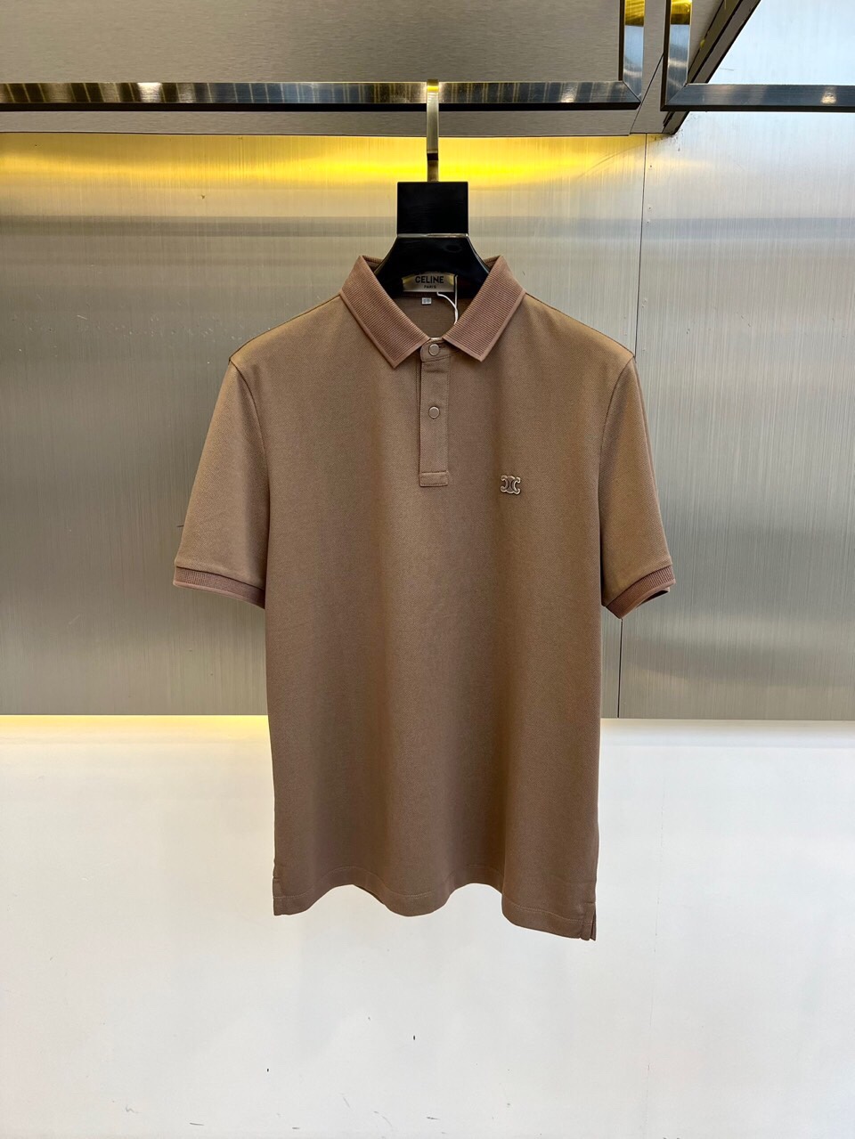 
塞琳、2025s经典标志性Logo点缀元素 经典时尚翻领 Polo衫短袖 ，贸易公司渠道订单，简约大气