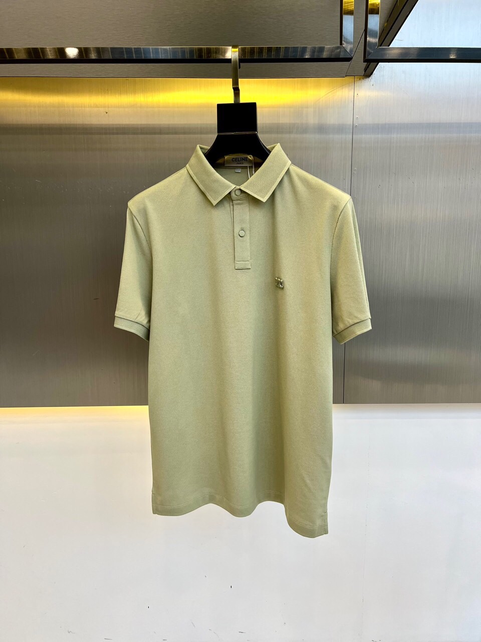 NO:513204,Celine, 2025s classic iconic logo embellishment elements, classic fashion lapel, Polo shirt short sleeves, trading company channel orders, simple and elegant, fashionable and versatile, and the quality is even more unstriking!  Use imported custom-woven pure cotton bead mesh fabric, which is soft, straight, stylish, breathable and comfortable. The upper body has a good drooping feeling and is not easy to deform! It is even less likely to fade! A clean and refreshing basic POLO shirt style, a small and crisp pointed collar, stylish and fashionable, perfectly combining casual and business!  Fashionable and versatile!  M-4XL (model 173, 143 catties upper body L size), T-shirt, alexander wang19860909塞琳、2025s经典标志性Logo点缀元素 经典时尚翻领 Polo衫短袖 ,贸易公司渠道订单,简约大气,时尚百搭,品相更是无法挑剔！选用客供进口定织纯棉珠地网眼面料,柔软挺阔有型、透气舒适.上身垂感好,不易变形!更不易褪色!干净清爽的基础 POLO衫版型,小巧而挺括的尖领有型又时尚,休闲与商务完美结合！时尚百搭！M-4XL（模特173,143斤上身L码）,,T-shirt,alexander wang,Men's clothing