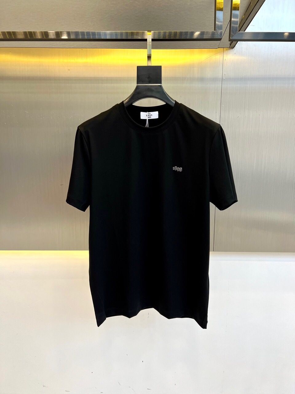 
伯尔鲁帝、2025春夏全新系列单品上线，非常时髦前卫的一款男短袖T恤，醒目的logo图案修饰！区别于以