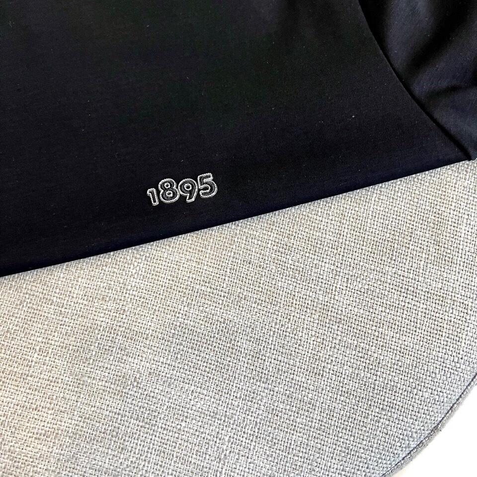 
伯尔鲁帝、2025春夏全新系列单品上线，非常时髦前卫的一款男短袖T恤，醒目的logo图案修饰！区别于以