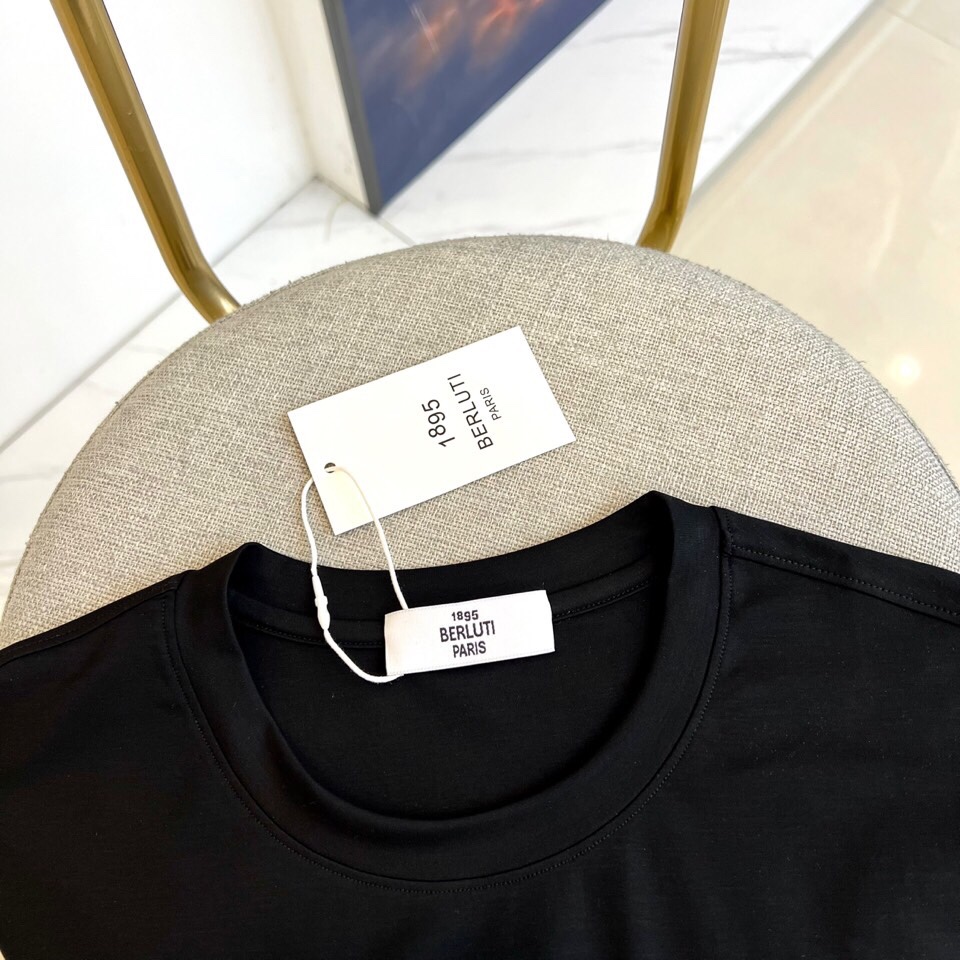 
伯尔鲁帝、2025春夏全新系列单品上线，非常时髦前卫的一款男短袖T恤，醒目的logo图案修饰！区别于以