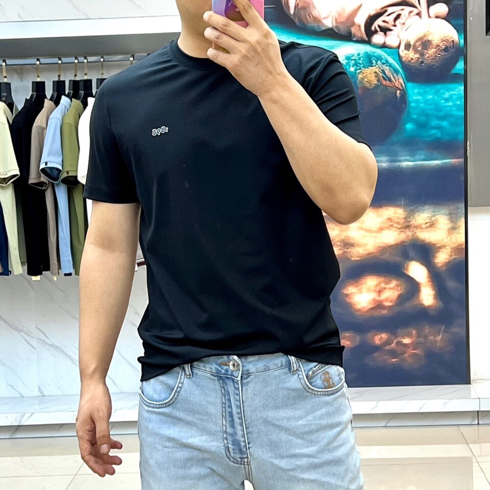 
伯尔鲁帝、2025春夏全新系列单品上线，非常时髦前卫的一款男短袖T恤，醒目的logo图案修饰！区别于以