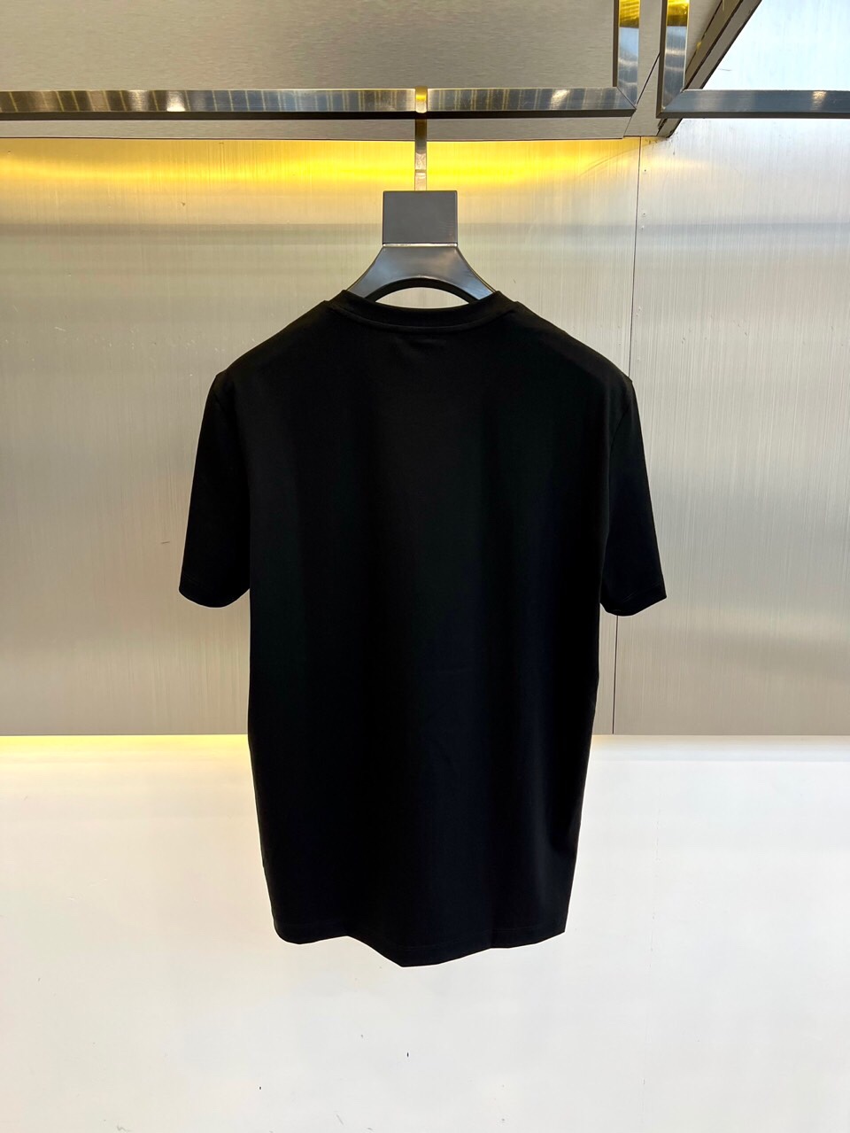 
伯尔鲁帝、2025春夏全新系列单品上线，非常时髦前卫的一款男短袖T恤，醒目的logo图案修饰！区别于以