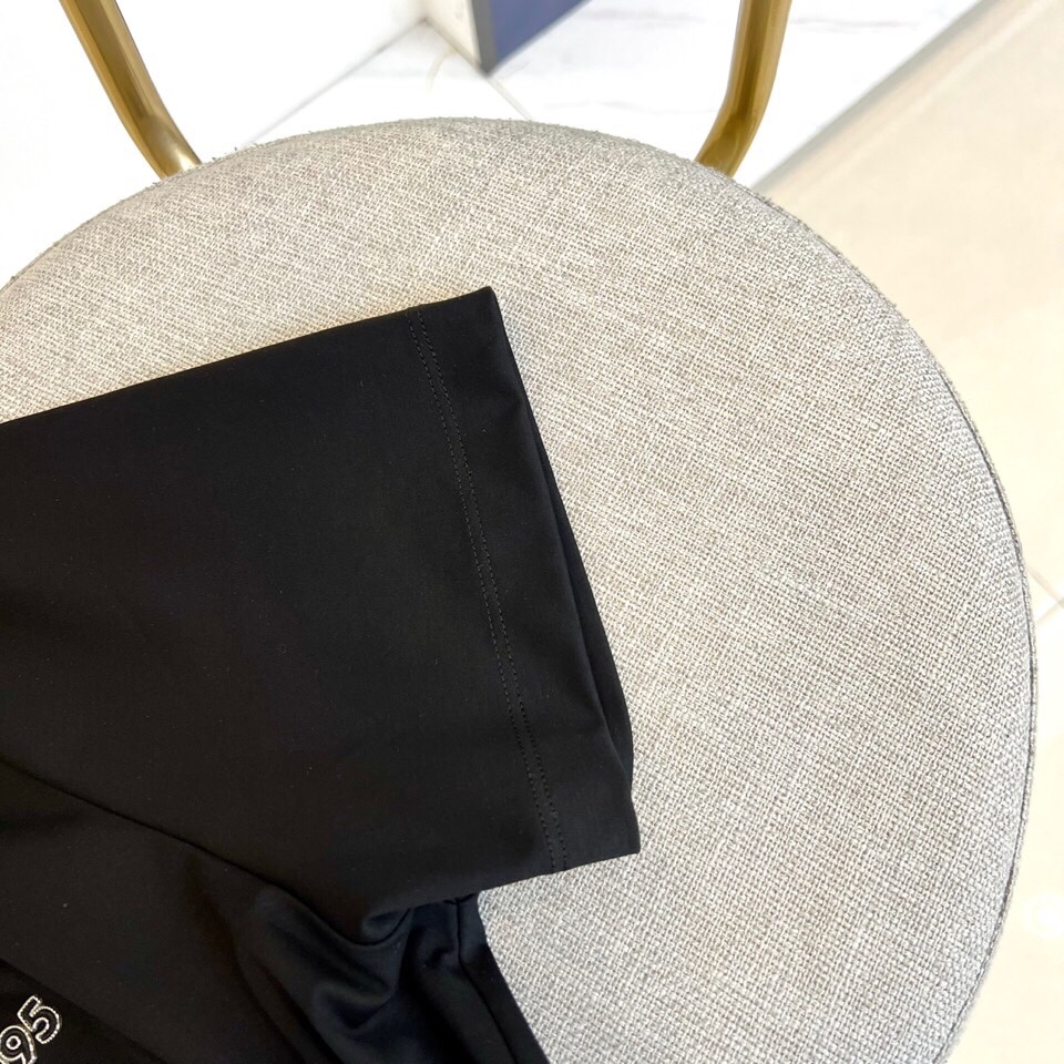 
伯尔鲁帝、2025春夏全新系列单品上线，非常时髦前卫的一款男短袖T恤，醒目的logo图案修饰！区别于以