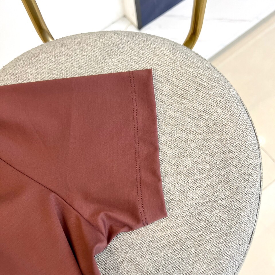 
伯尔鲁帝、2025春夏全新系列单品上线，非常时髦前卫的一款男短袖T恤，醒目的logo图案修饰！区别于以