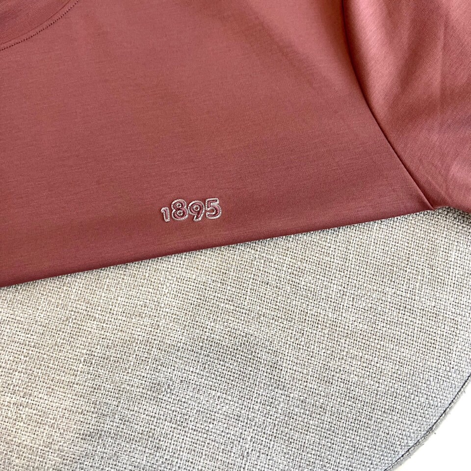 
伯尔鲁帝、2025春夏全新系列单品上线，非常时髦前卫的一款男短袖T恤，醒目的logo图案修饰！区别于以