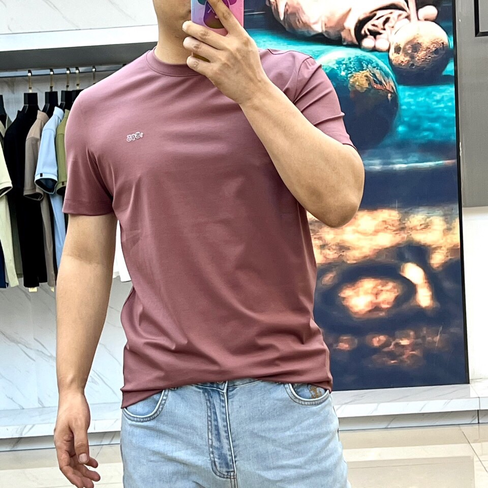 
伯尔鲁帝、2025春夏全新系列单品上线，非常时髦前卫的一款男短袖T恤，醒目的logo图案修饰！区别于以