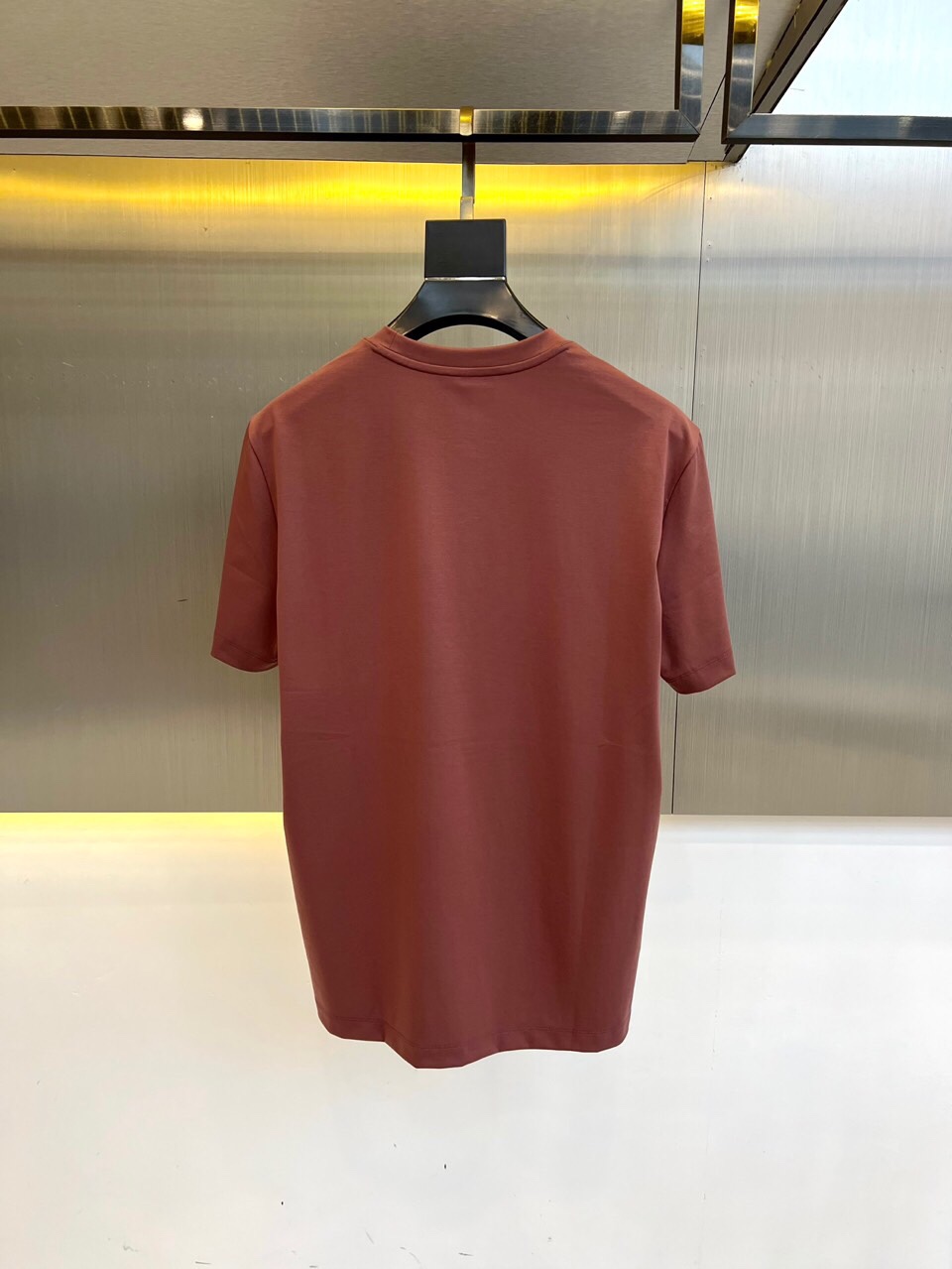 
伯尔鲁帝、2025春夏全新系列单品上线，非常时髦前卫的一款男短袖T恤，醒目的logo图案修饰！区别于以