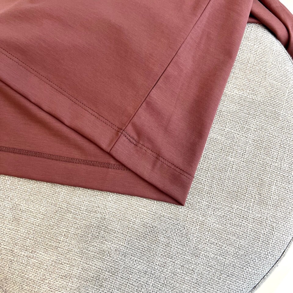 
伯尔鲁帝、2025春夏全新系列单品上线，非常时髦前卫的一款男短袖T恤，醒目的logo图案修饰！区别于以